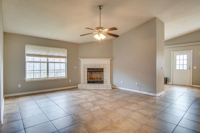 Building Photo - Available now – 3BR/2BA Patio Home with Fi...