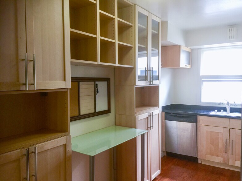 Building Photo - 933 E 1st St