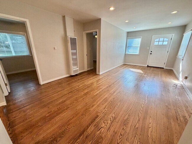 Building Photo - Charming El Segundo Bungalow w/ In-Unit Laundry & Huge Backyard!