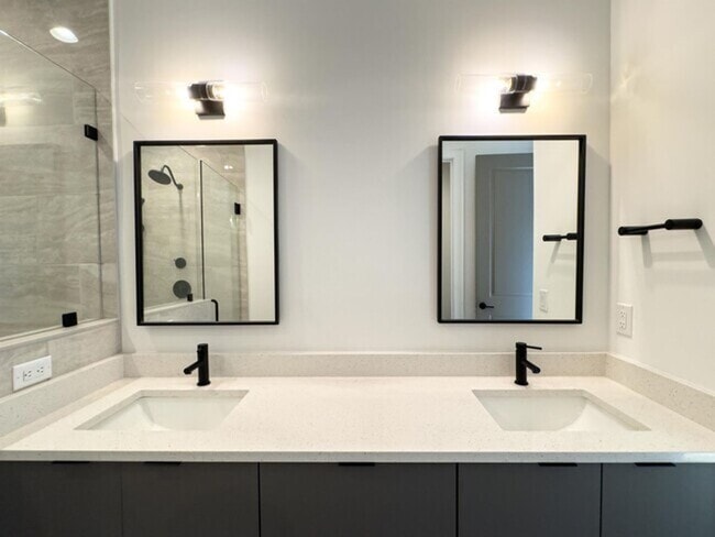 Building Photo - Gorgeous Townhome For Rent in the heart of...