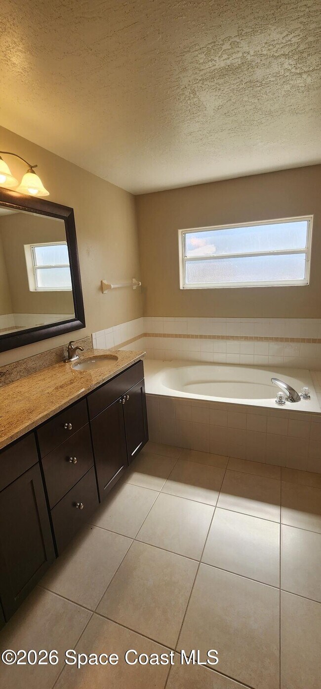 Building Photo - 3800 Sunbeam Ct