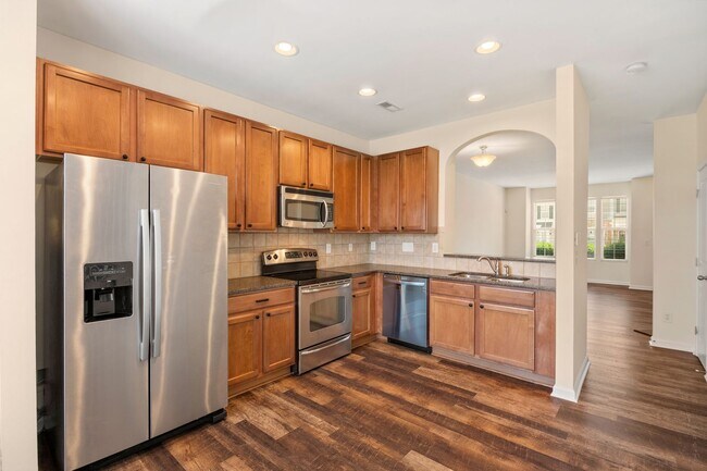 Building Photo - Excellent 2 BR Townhome close to Downtown Raleigh.  Available now!