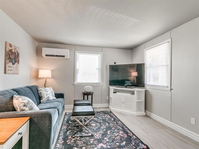 Building Photo - 203 E Brooks St