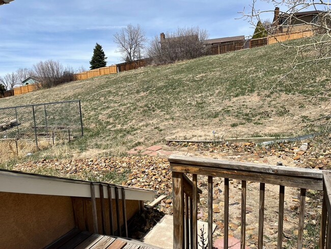 Building Photo - Spacious & Unique 3BD/2BA Townhome w/ Gara...