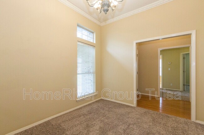 Building Photo - 309 W Charleston St