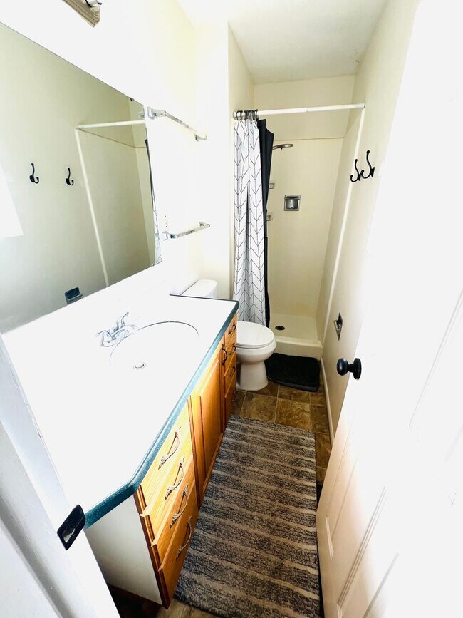 Building Photo - Beautiful 4 Bedroom 3-Bathroom Home