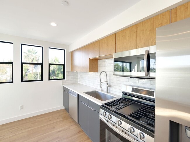 Building Photo - Massive 4 & 5 Bed Luxury Townhomes