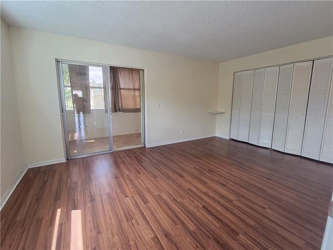 Building Photo - 480 Burgundy N