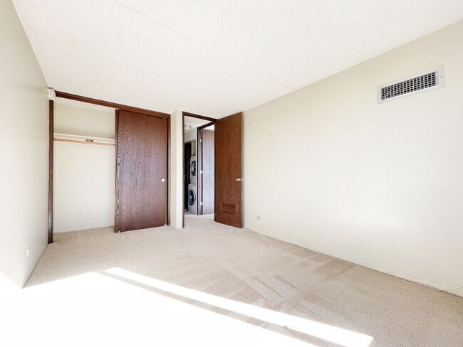 Building Photo - Downtown Waikiki 1/1 with Central A/C.  Re...