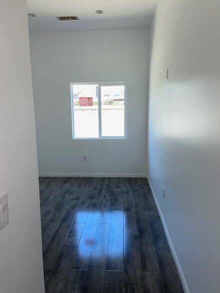 Building Photo - 1131 W 47th St