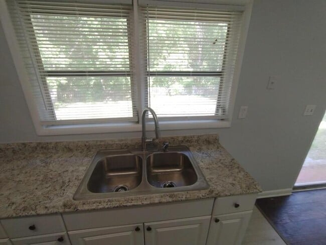 Building Photo - 6607 Rhone Dr