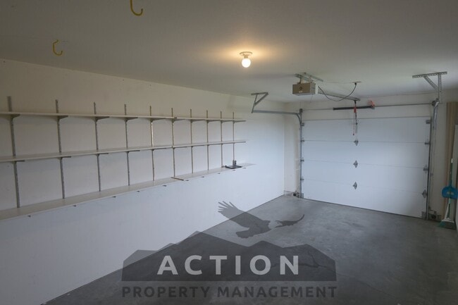 Building Photo - 2 bed, 2 bath, 1 car garage- water, sewer,...
