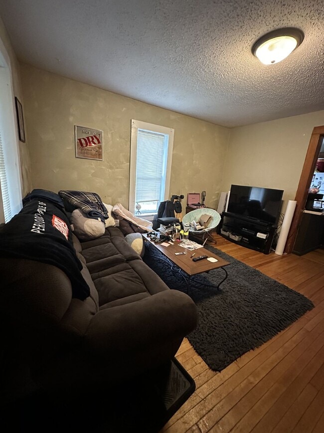 Building Photo - Amazing 3 Bed 1 Bath near UWEC! Available June 1st