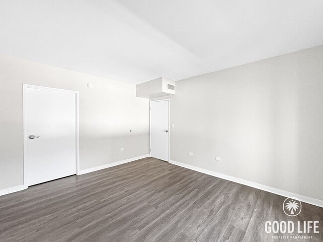 Building Photo - Charming 2BD/1BA Condo in Downtown W/ A/C, W/D, Community Pool, Spa, & Gym!