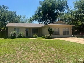Building Photo - 2218 Clover Park Dr
