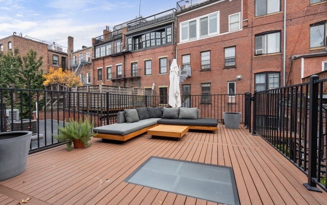 Building Photo - 123 Charles St