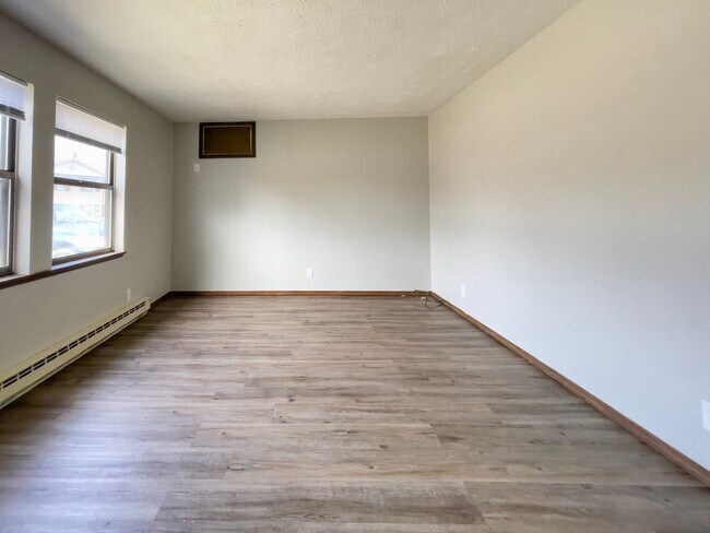 Building Photo - 2213 E Memorial Dr