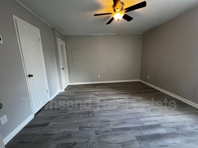 Building Photo - 5866 Century Oaks Dr