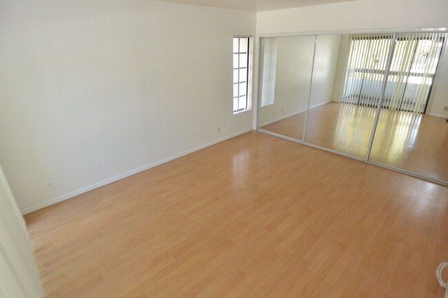 Building Photo - 2 BD 1 BA Upstairs Condominium, Gated Comm...