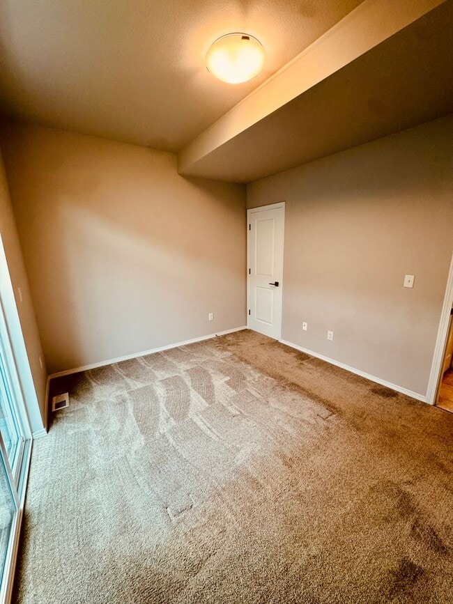 Building Photo - Beautifully designed condo!