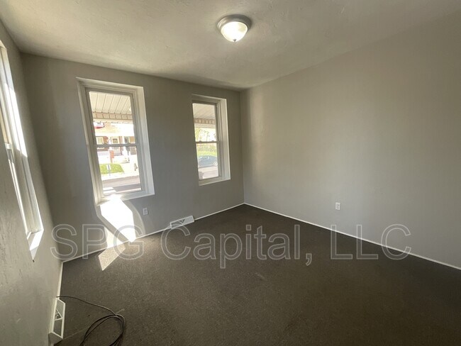 Building Photo - 840 W College Ave