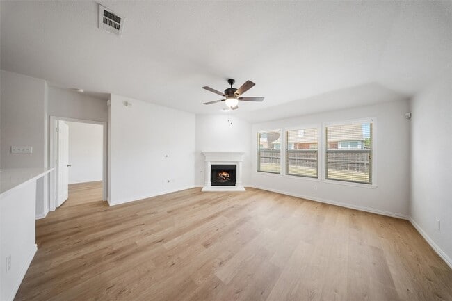 Building Photo - 6000 Meadowglen Dr