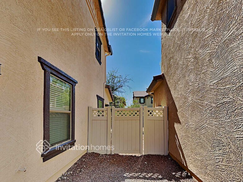 Building Photo - 1070 S Deerfield Ln