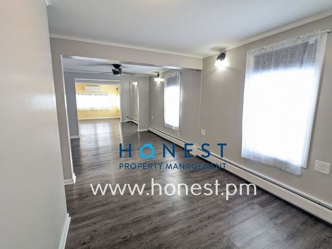 Building Photo - 162 College Ave