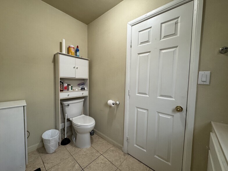 Primary Suite Full Bathroom - 11050 Keswick St