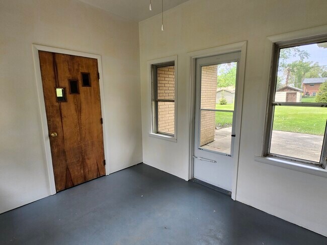 Building Photo - 6618 South Dr