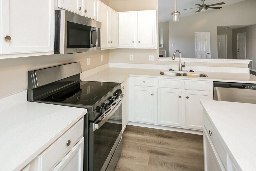 Building Photo - 823 Pine Lake Dr