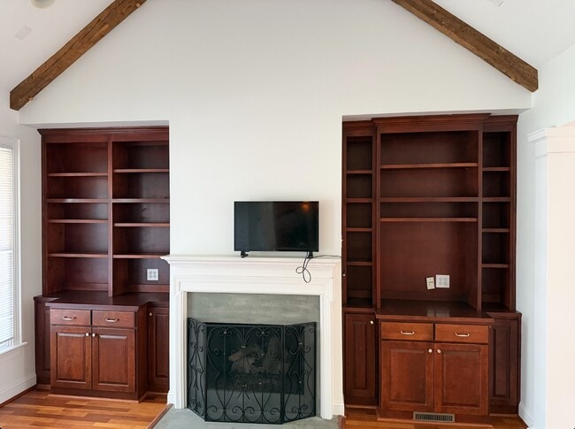 Building Photo - 820 Pirate Cove