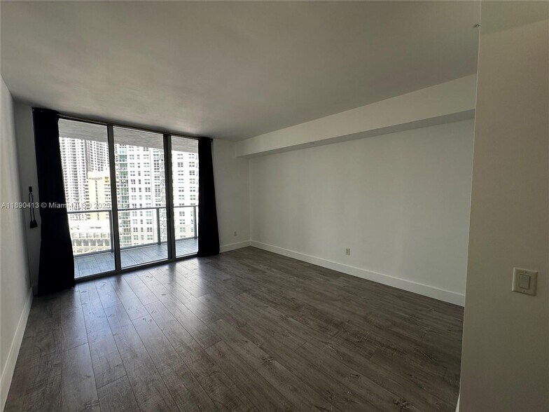 Building Photo - 1300 Brickell Bay Dr