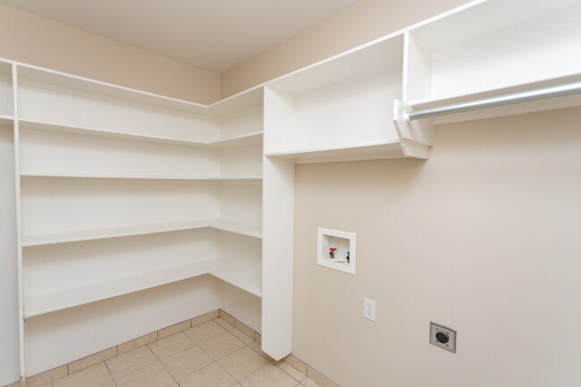 Building Photo - 16111 Rolling Meadows Dr
