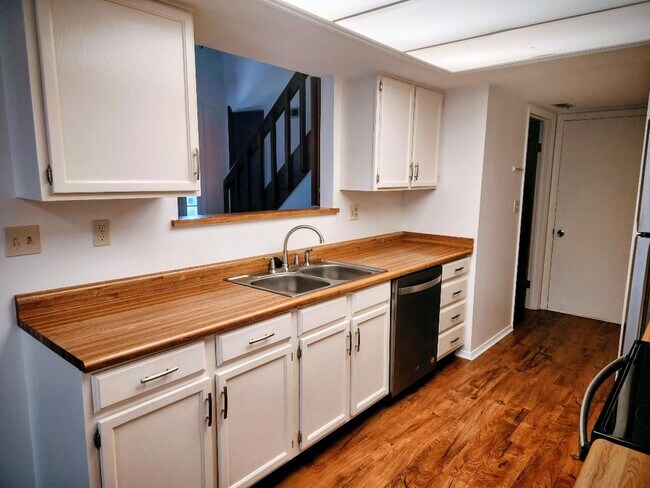 Building Photo - 1481 Sanzon Dr