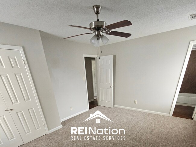 Building Photo - MEMPHIS CHARMER! | Brick Fireplace & Bright Windows | 3 Bed / 2 Bath & Fenced Yard!
