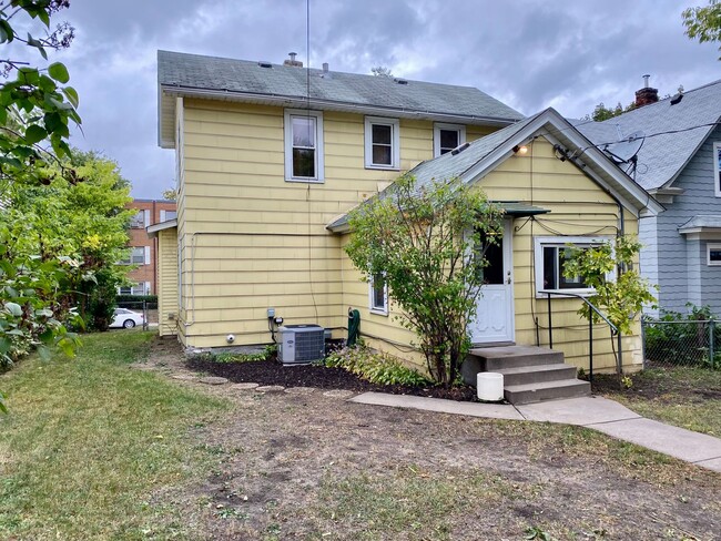 Building Photo - 4BD/2BA Uptown Home! Remodeled + Fenced Ya...