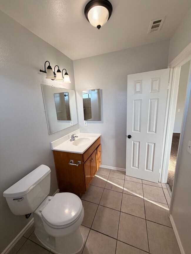 Building Photo - Spacious 3 bedroom w/ attached 2 Car Garage For Rent!