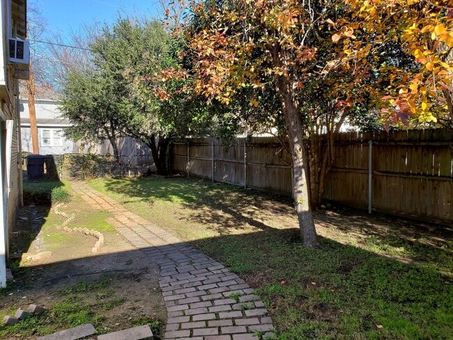 Building Photo - 402 N Augusta St