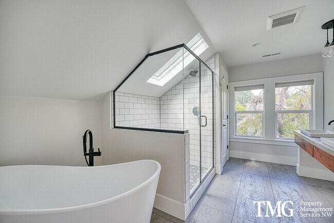 Building Photo - 3 BD SW Portland Home Near Multnomah Village