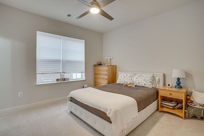 Building Photo - Luxury Townhome with Stunning Views and Pr...