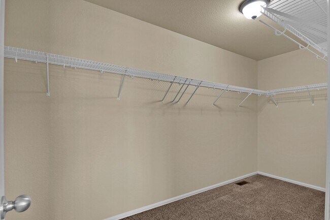 Building Photo - Move-In Ready Townhome with Luxury Finishe...