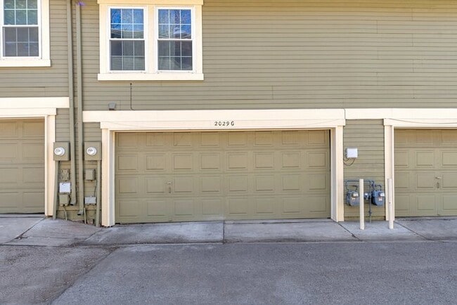 Building Photo - 2 bed 1 bath Townhome with a 2 car garage