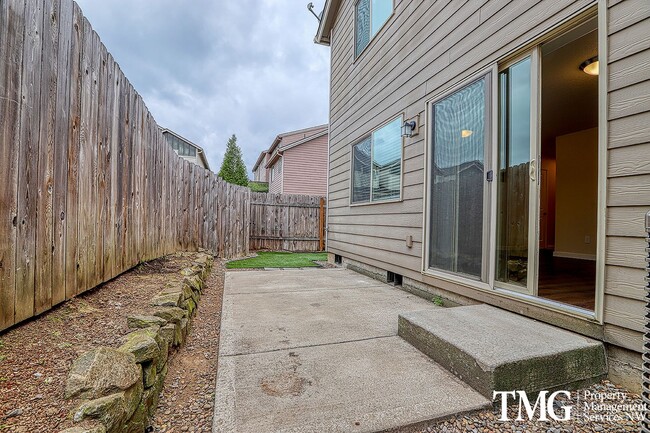 Building Photo - 3 Bedroom/2.5 Bath With Fenced Backyard, W/D Included, and AC!