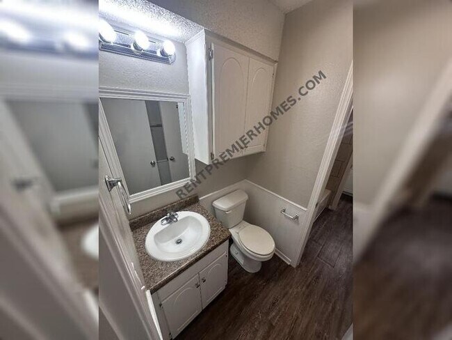 Building Photo - 4400 Meadowpark Dr