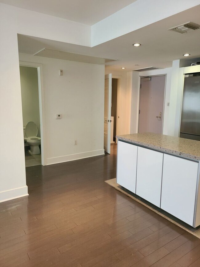 Building Photo - Title Live in the heart of West LA’s most iconic dining destination—Sawtelle