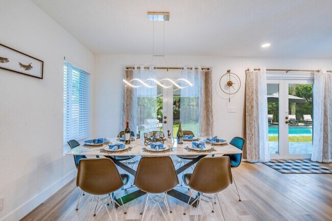 Building Photo - 834 SW 14th Ct