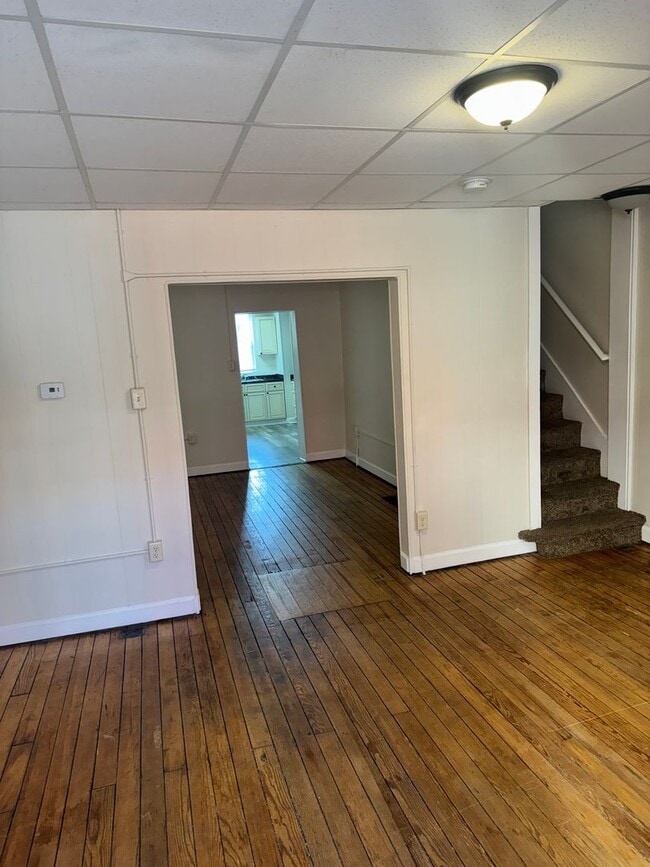 Building Photo - 3 bedroom, 1 bath, 2 story half double house
