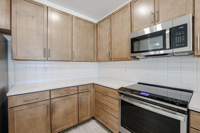Building Photo - 4 Bedroom in Ambra Gated Community