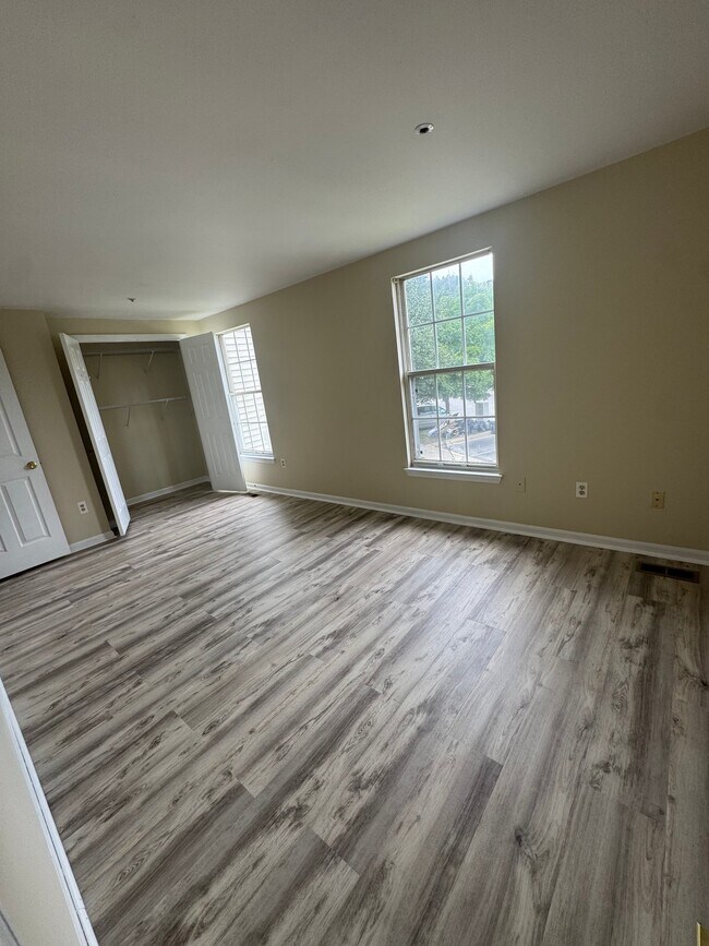 Building Photo - 8918 Pembrook Woods